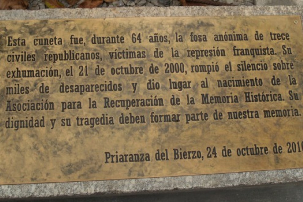 Inscripción en el lugar donde se acometió la primera exhumación con metología científica en España en el año 2000.- ARMH