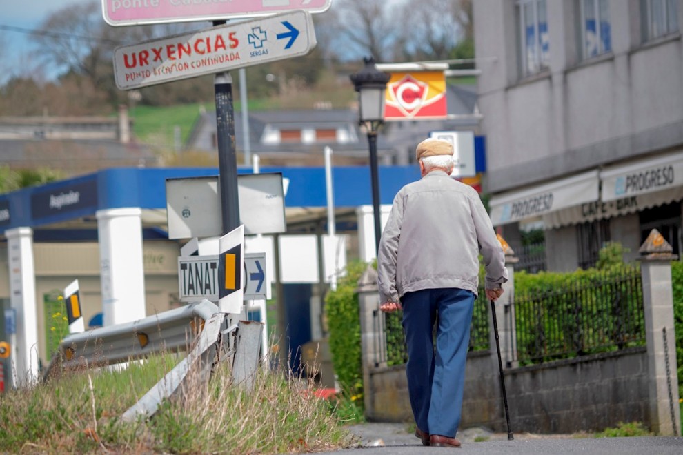 Un paciente anciano en el servicio de urgencias de un hospital