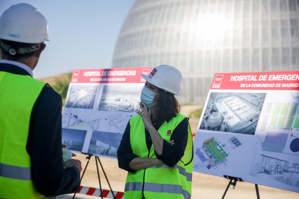 La presidenta de la Comunidad, Isabel Díaz Ayuso, durante su visita las obras de construcción del nuevo Hospital de Emergencias de la región en la zona de Valdebebas. E.P./Ricardo Rubio