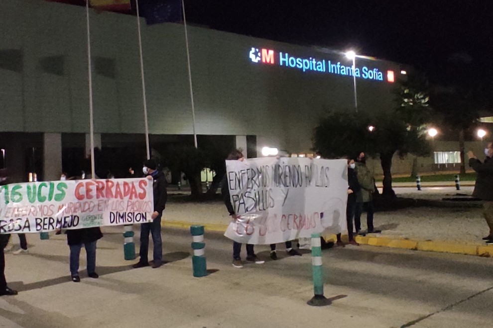 Imagen de usuarios y sanitarios protestando frente al Hospital Infanta Sofía de Madrid.