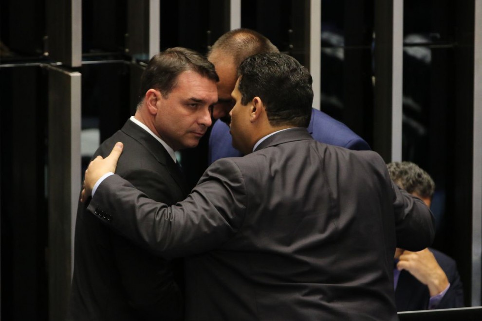 26/12/2020. El senador Flávio Bolsonaro, junto al presidente del Senado, Davi Alcolumbre (de espaldas), y su hermano el diputado federal Eduardo Bolsonaro. - Agência Brasil