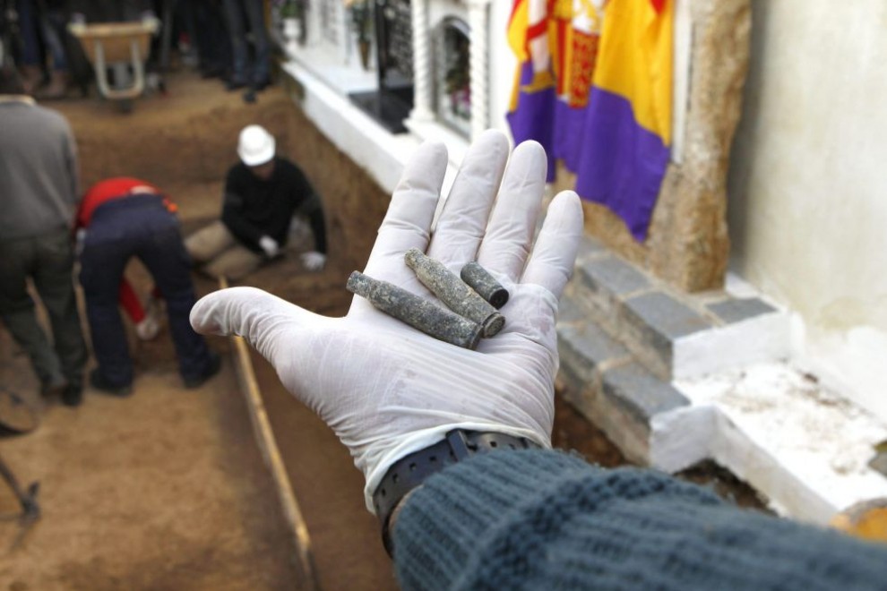 Casquillos de bala que los arqueólogos han localizado en una fosa común del cementerio de San José en Gerena.