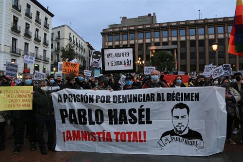 Centenares de representantes culturales encabezados por Almodóvar, Serrat y  Bardem piden la libertad para Pablo Hasel | Público