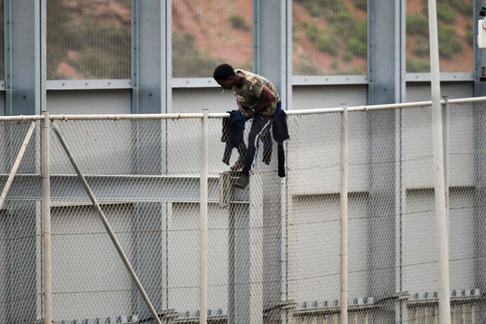 Espaa Devuelve En Caliente A Un Migrante Encaramado A La Valla De