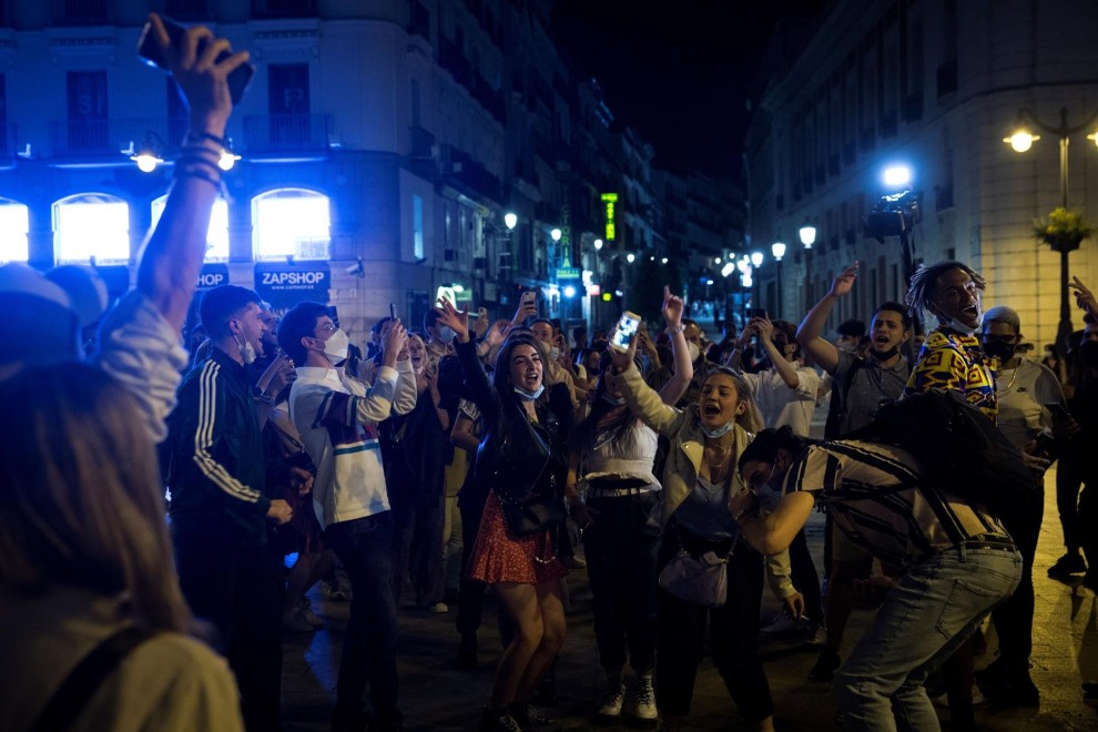 Imagen del Passeig Lluis Companys de Barcelona donde cientos de personas se concentran tras el fin del estado de alarma.