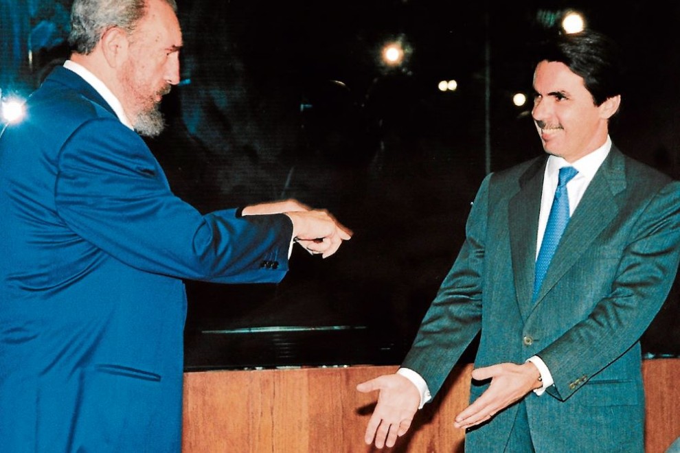 El expresidente cubano, Fidel Castro, y el expresidente del Gobierno español, José María Aznar, durante el encuentro que mantuvieron en la VIII Cumbre Iberoamericana, en octubre de 1998.
