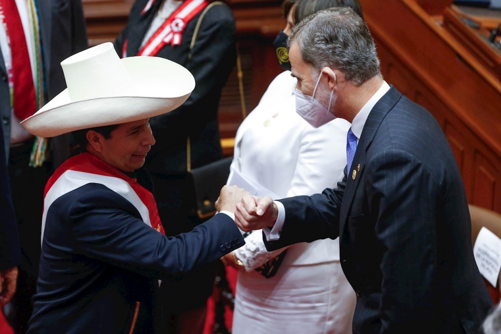 El presidente de Perú, Pedro Castillo, saluda al rey de España, Felipe VI, tras su investidura.