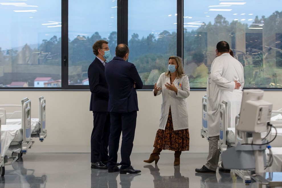 Feijóo (izquierda) y Eloína Núñez (centro), durante una visita del primero al Hospital Clínico de Santiago en octubre del año pasado.