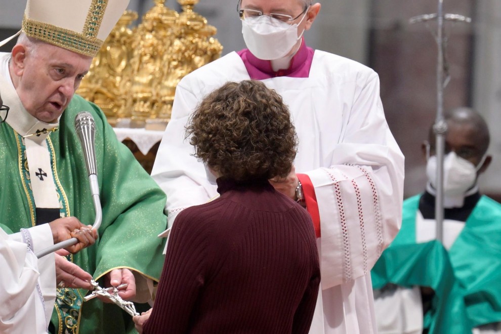 El Papa Francisco ofrece un Crucifijo durante una Misa en la Basílica de San Pedro