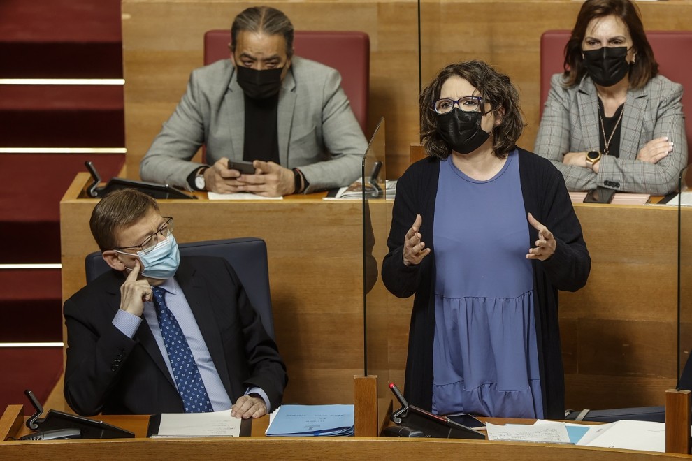 La vicepresidenta de la Generalitat valenciana, Mónica Oltra, junto al president, Ximo Puig , durante la sesión de control de les Corts de Valencia. E.P./Rober Solsona