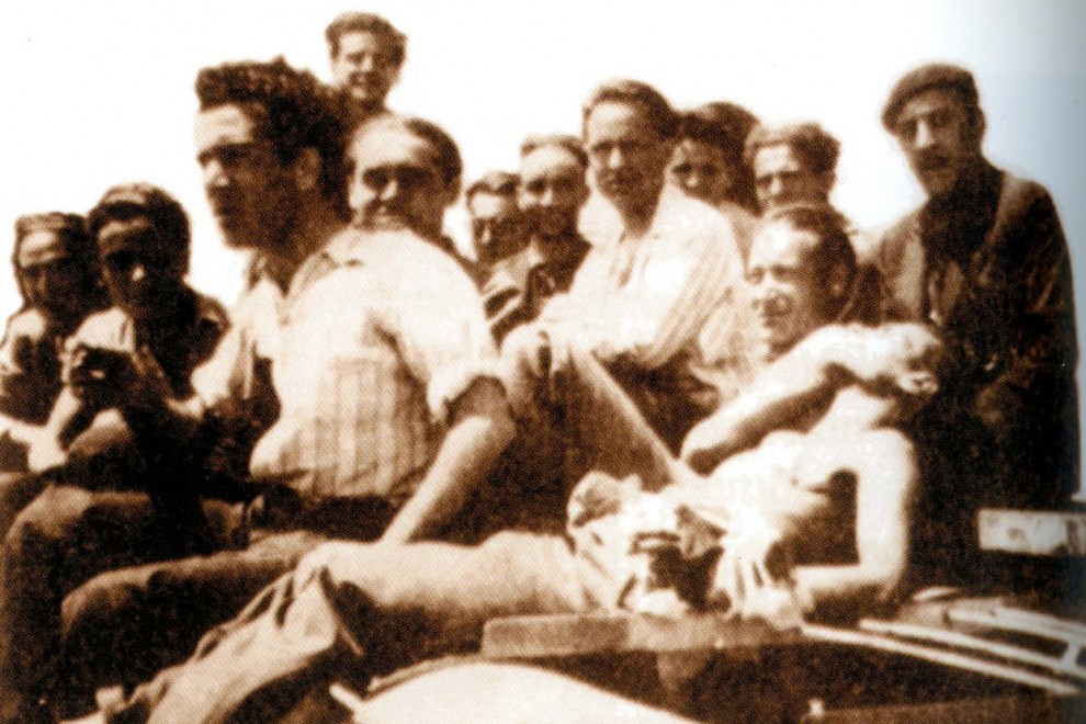 13/5/22 Delgado, en el centro, con otros exiliados en el buque Ipanema en 1939