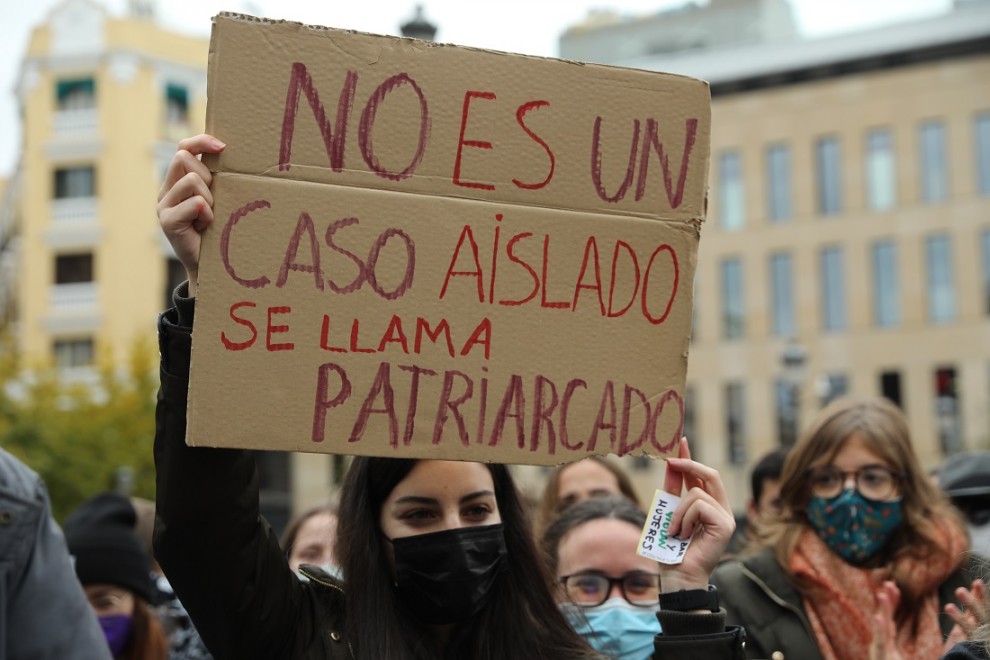 Una mujer sostiene una pancarta donde se lee la frase 'No es un caso aislado, se llama patriarcado', en una manifestación contra la sumisión química, a 20 de noviembre de 2021, en Madrid.