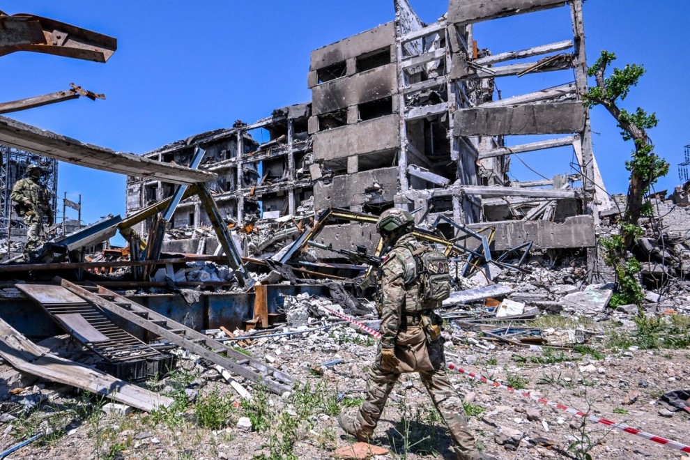 21/06/2022 - Militar ruso patrullando cerca de la planta siderúrgica Azovstal en Mariúpol, en medio de la acción militar en Ucrania, el 13 de junio de 2022.