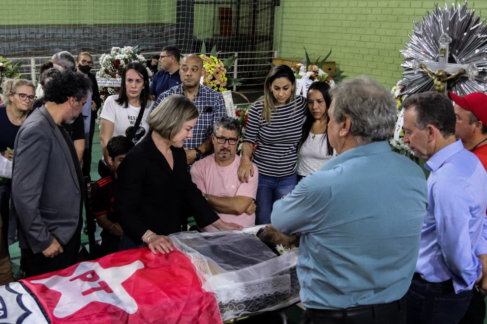 12/07/2022 - La presidenta del Partido de los Trabajadores, Gleisi Hofmann, da el último adiós al líder del PT en Foz do Iguacu, estado de Paraná, el 10 de julio de 2022.