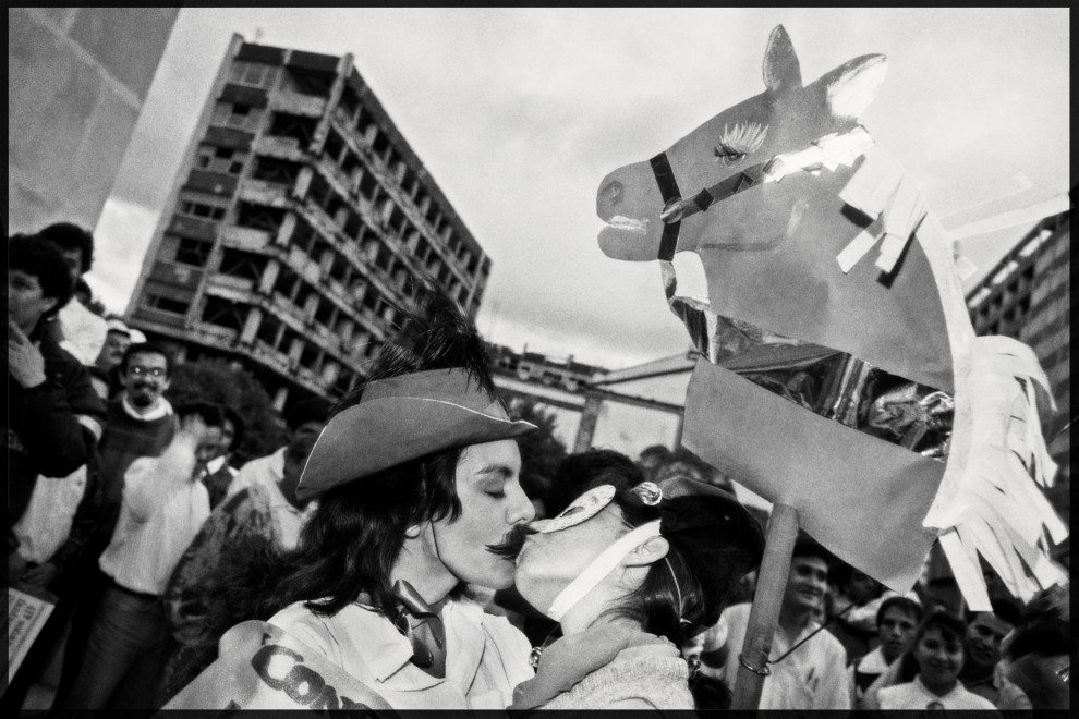 'El beso' (1993), fotografía mítica de Yolanda Andrade capturando el Orgullo LGTBIQ.