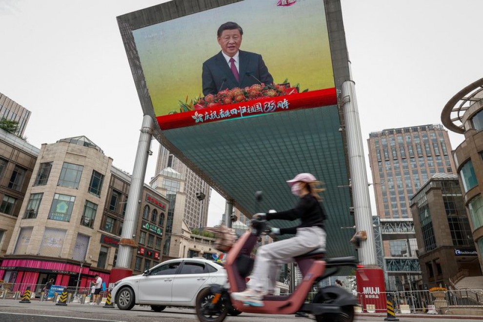 Un écran montre le président chinois Xi Jinping le jour de la prestation de serment du nouveau chef de l’exécutif de Hong Kong à Pékin, en Chine.