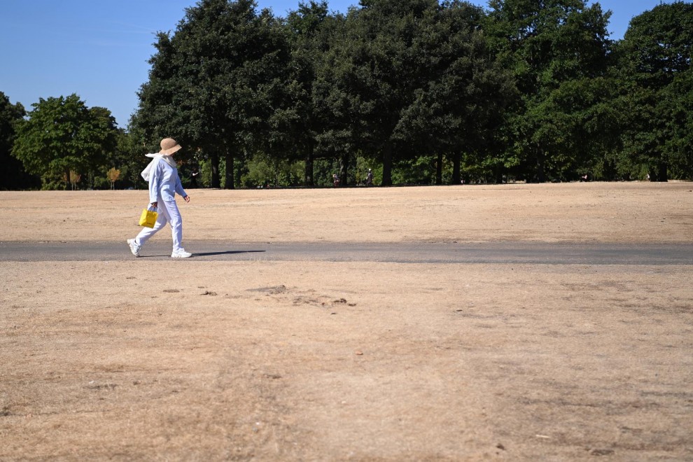 Una mujer camina por un Hyde Park reseco en Londres, Gran Bretaña, el 10 de agosto de 2022. Es probable que Gran Bretaña sufra condiciones de sequía hasta octubre a medida que continúa el clima seco. La Oficina Meteorológica del Reino Unido ha anunciado u