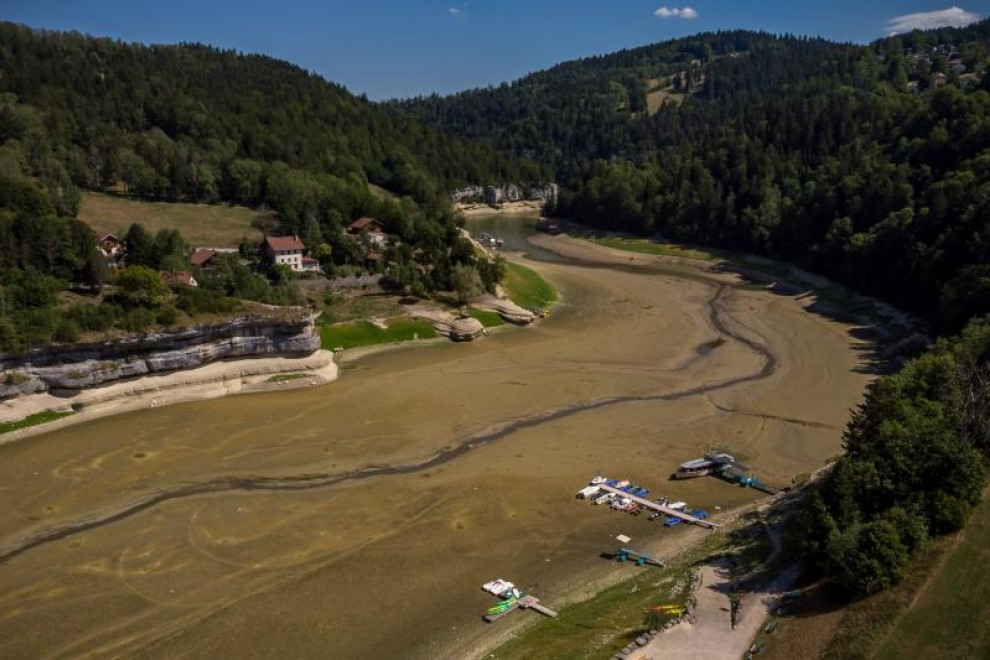 Vista aérea tomada el 4 de agosto de 2022 en Les Brenets que muestra el lecho seco del lago Brenets (Lac des Brenets), parte del río Doubs, una frontera natural entre el este de Francia y el oeste de Suiza AFP