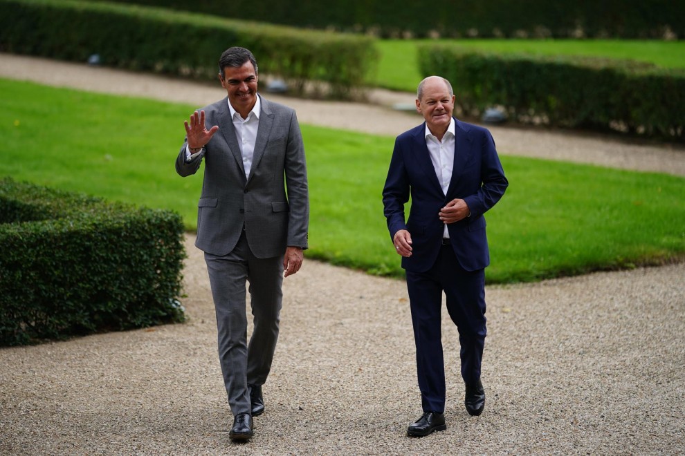 El presidente del Gobierno, Pedro Sánchez, junto al canciller alemán Olaf Scholz, este martes en Meseberg (Alemania).