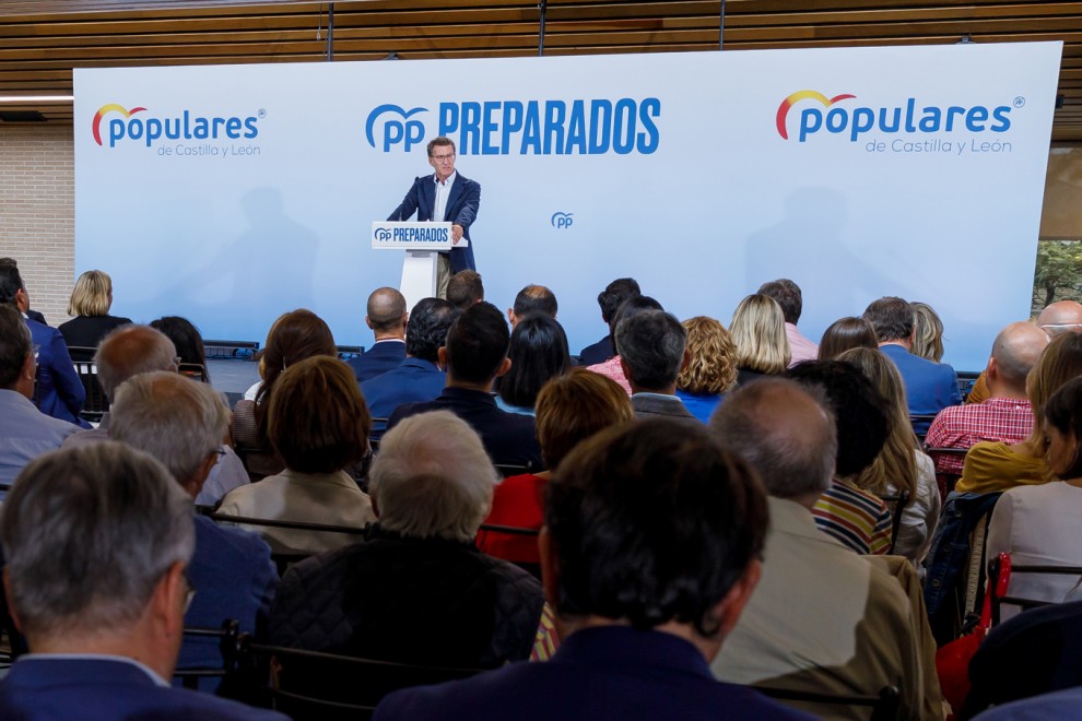 El presidente del PP, Alberto Núñez Feijóo, en un acto con militantes en Segovia. EFE/Pablo Martín