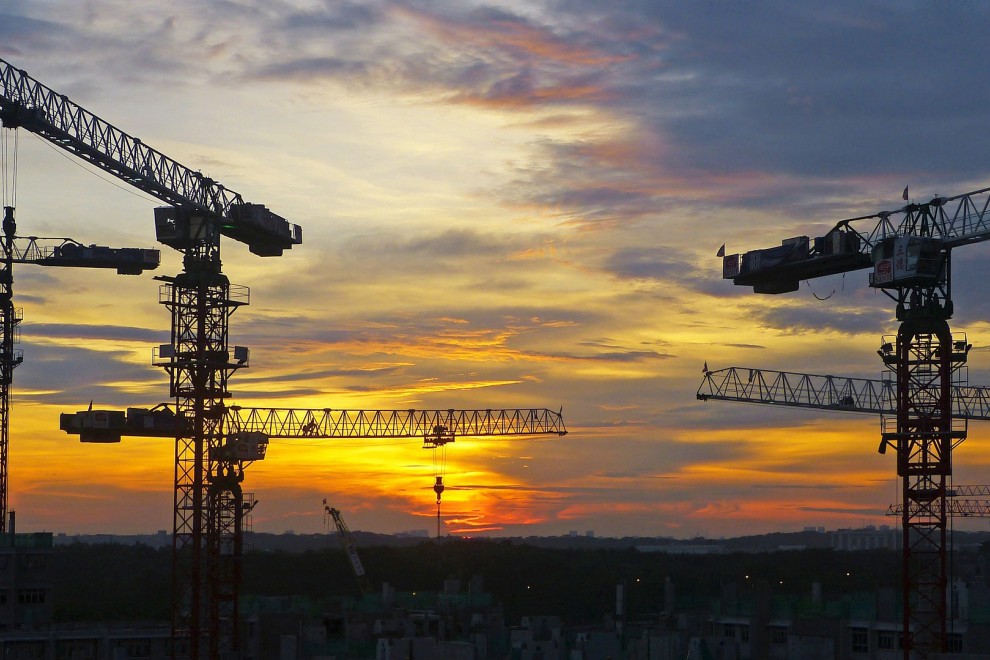 Fotografía de varias grúas de construcción.