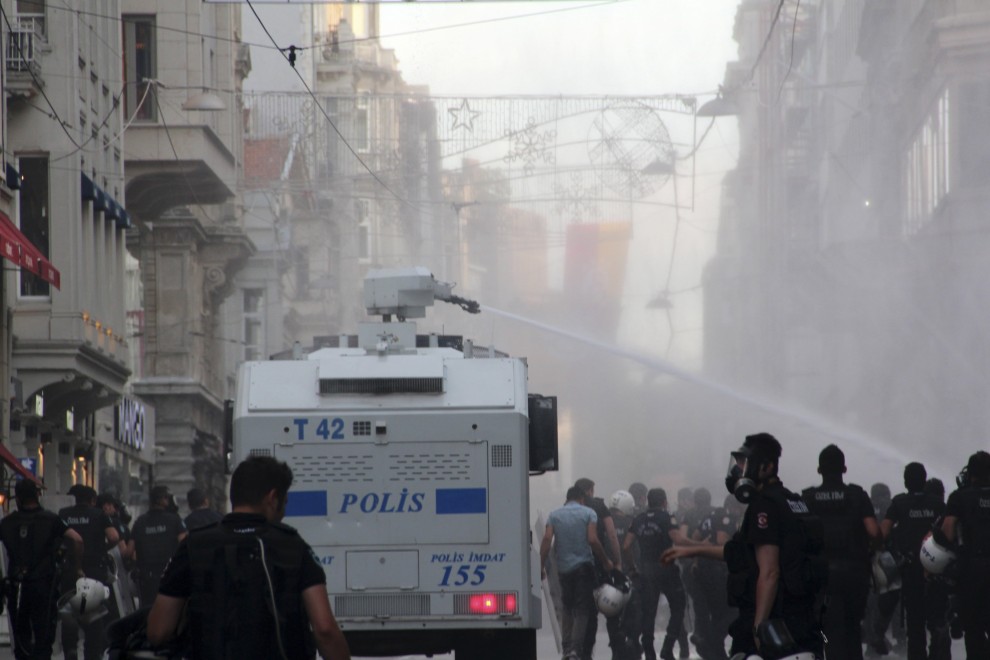 Fotografía de la policía atacando la marcha del Orgullo en 2015, en Turquía.