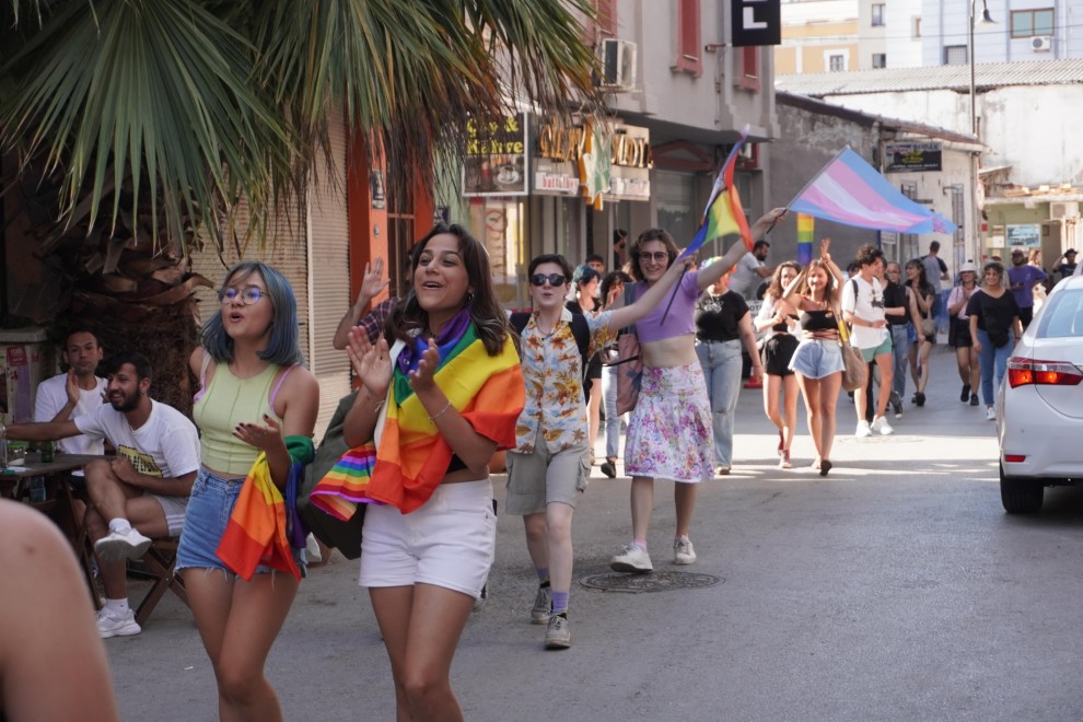 Fotografía de la Marcha del Orgullo en la ciudad de Esmirna, en Turquía.