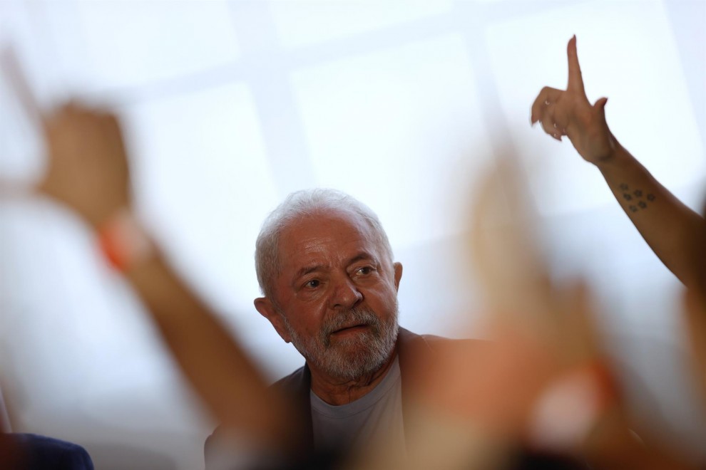 El expresidente de Brasil y candidato a la presidencia, Luiz Inácio Lula da Silva, participa en un acto donde recibió a la imagen la imagen de Nuestra Señora de Aparecida del fraile David