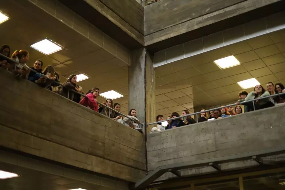 Alumnos de Ciencias de la Información esperan la entrada de Ayuso para su nombramiento como alumna ilustre.