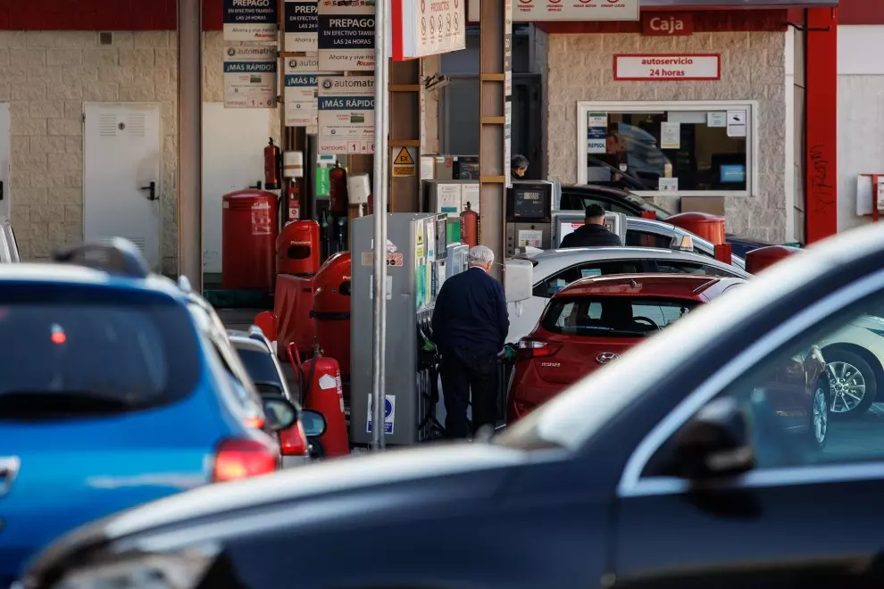 Coches repostando en una gasolinera, a 27 de diciembre de 2022, en Madrid (España).