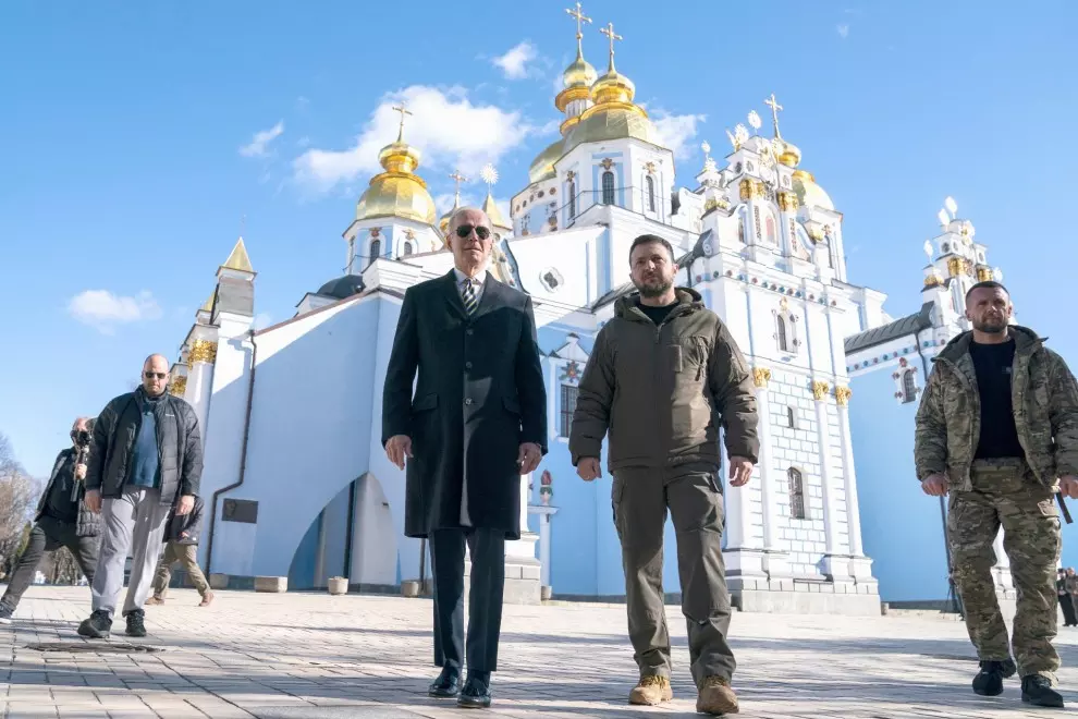 Joe Biden y Volodímir Zelenski en la Catedral de las Cúpulas Doradas de San Miguel durante una visita no anunciada, en Kiev, Ucrania.
