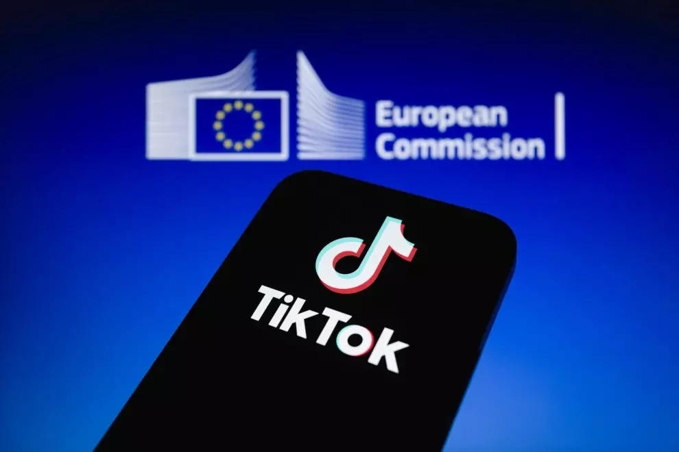 El logo de la Comisión Europea y el de la red sociale Tik Tok