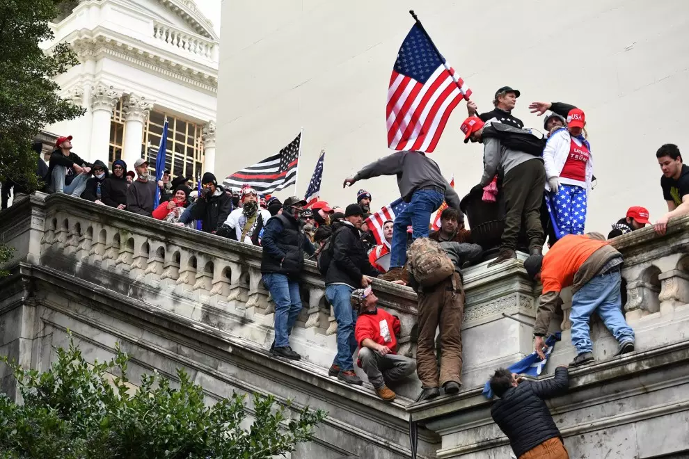 Seguidores del expresidente de Estados Unidos Donald Trump, durante el asalto a Capitolio, en Washington, el 6 de enero de 2021.
