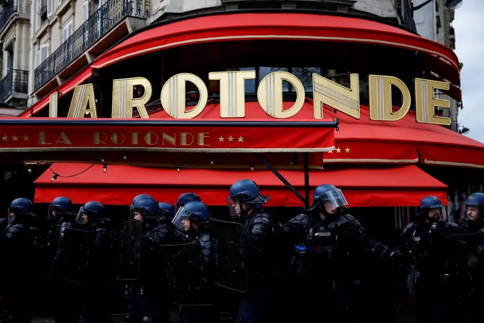 Gendarmes franceses antidisturbios agrupados delante del restaurante 'La Rotonde' de París, durante la nueva jornada de protestas, la undécima, contra la reforma de las pensiones y la elevación de la edad de jubilación a los 64 años aprobada por el presid