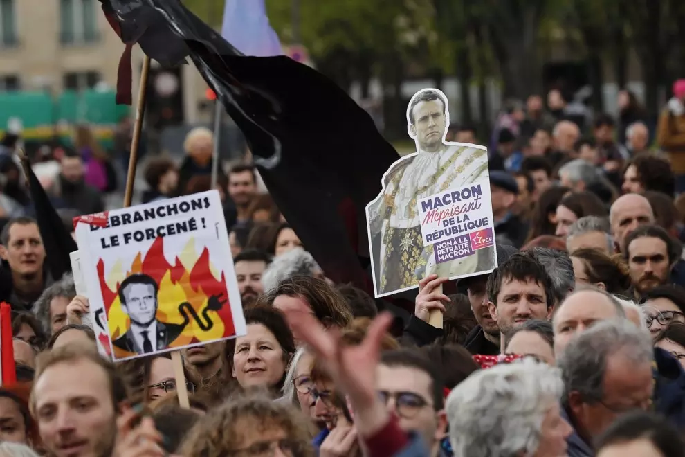 Miles de personas marchan por París, en la nueva jornada de protestas, la undécima, contra la reforma de las pensiones aprobada por el presidente francés, Emmanuel Macron.. — TERESA SUAREZ / EFE/EPA