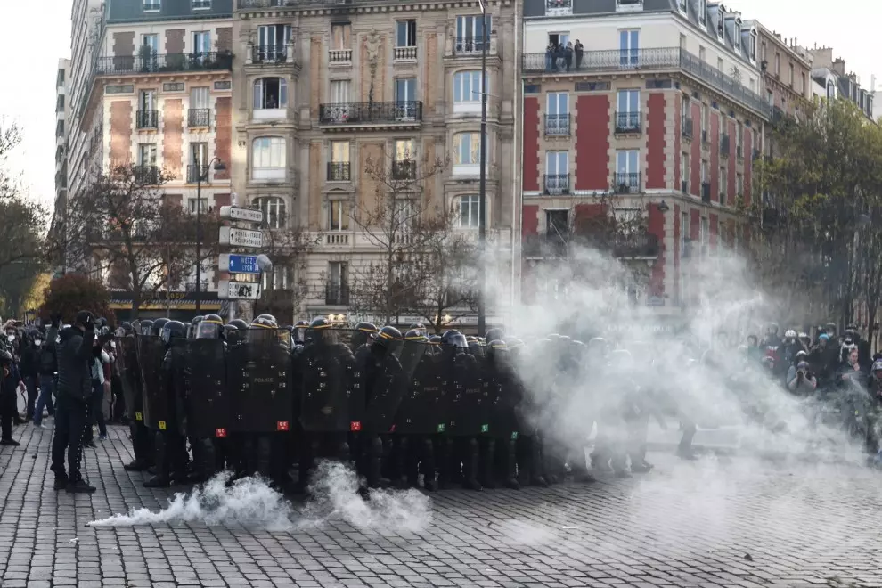 Los gendarmes antidisturbios franceses usan gases lacrimógenos durante los enfrentamientos con los manifestantes, en París, en la undécima jornada de protestas contra la reforma  de las pensiones. EFE/EPA/Mohammed Badra