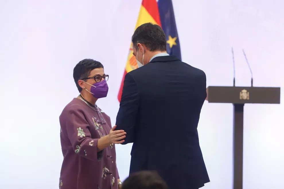 La exministra de Exteriores Arancha González Laya conversa con el presidente del Gobierno, Pedro Sánchez, tras un acto en Moncloa, a 10 de marzo de 2021.