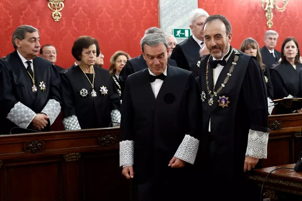 El nuevo magistrado del Tribunal Supremo Ricardo Cuesta (c) junto con el juez Manuel Marchena (d) durante la ceremonia de toma de posesión del cargo celebrada en Madrid (España), a 15 de enero de 2020 .