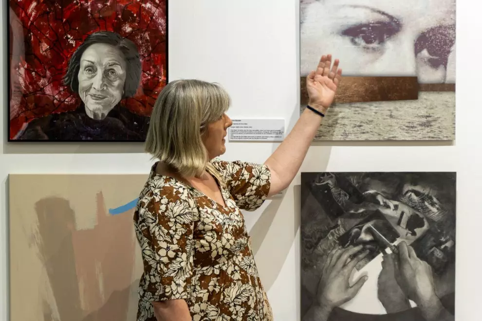 La artista Dora Román, autora de la obra 'Las lágrimas de Dora Maar', en la exposición ‘Las mujeres en la vida de Picasso’.