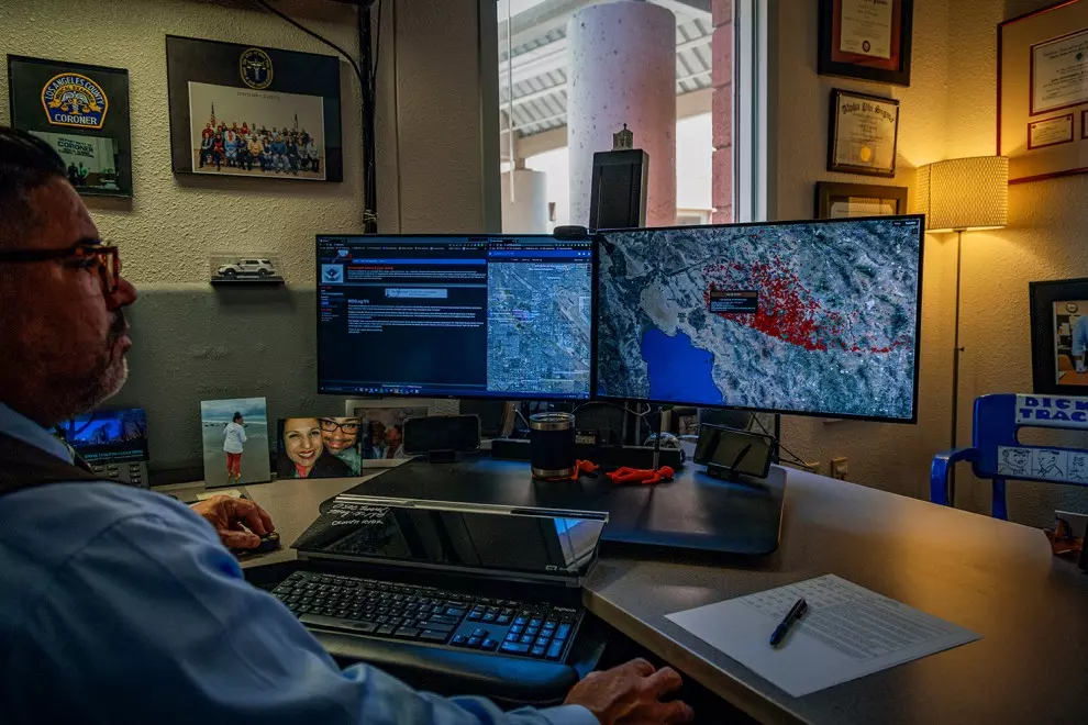 Gene Hernández, sheriff del condado de Pima, Arizona, Estados Unidos, frente a su escritorio con un mapa de Arizona