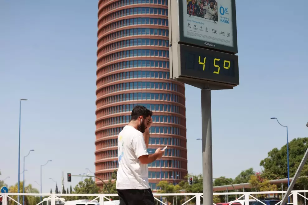 Un termómetro junto a la Torre Pelli marca 45 grados, a 24 de agosto en Sevilla (Andalucía, España).