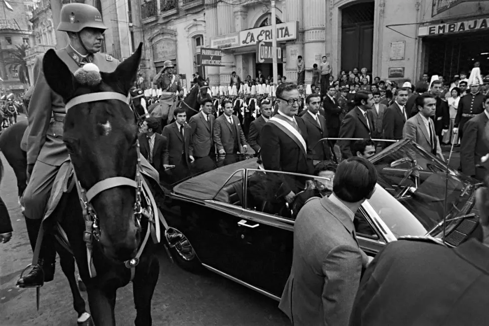 Salvador Allende, escoltado por Augusto Pinochet, en Santiago de Chile en 1970.