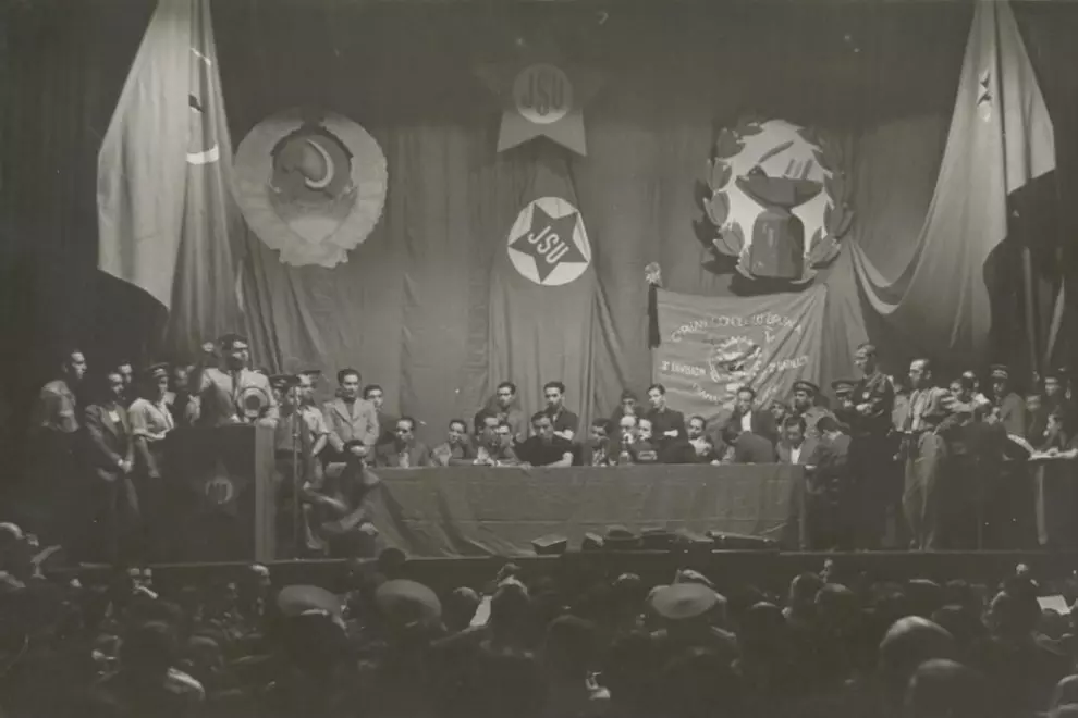 Mitin en el Monumental Cinema, donde el PCE fundaría el Frente Popular.