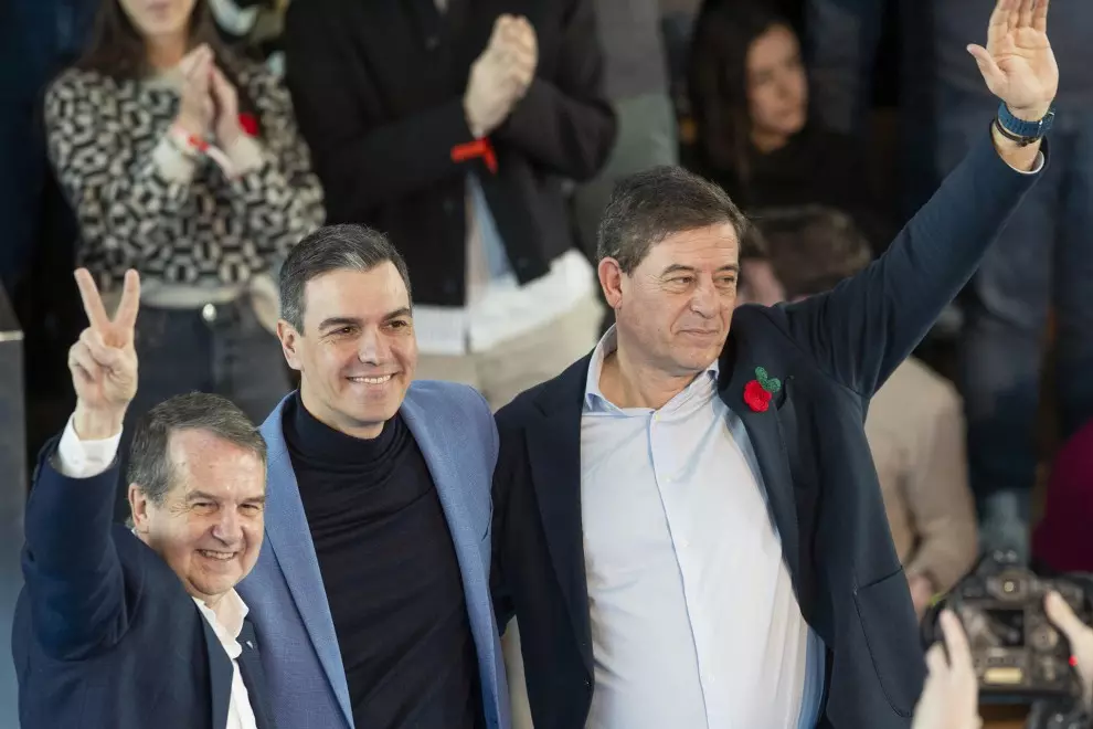 16/2/24 El presidente del Gobierno Pedro Sánchez , con el candidato del PSOE a la Presidencia de la Xunta, Jose Ramón López Besteiro, y el alcalde de Vigo, Abel Caballero, el pasado sábado en un mitin en el Auditorio do Mar de esa ciudad.