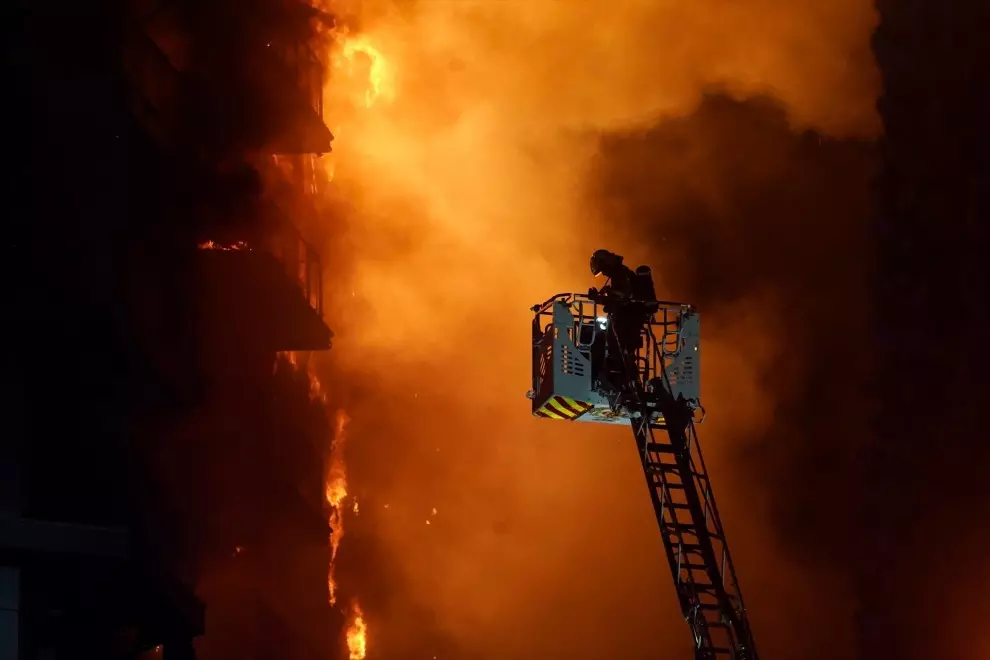 22-2-24 - La actuación de un bombero en el edificio en llamas situado en el barrio de Campanar, en València.