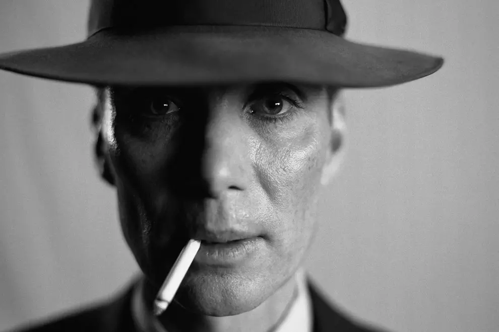 Fotograma cedido por Universal Pictures donde aparece el actor Cillian Murphy en su papel de J. Robert Oppenheimer