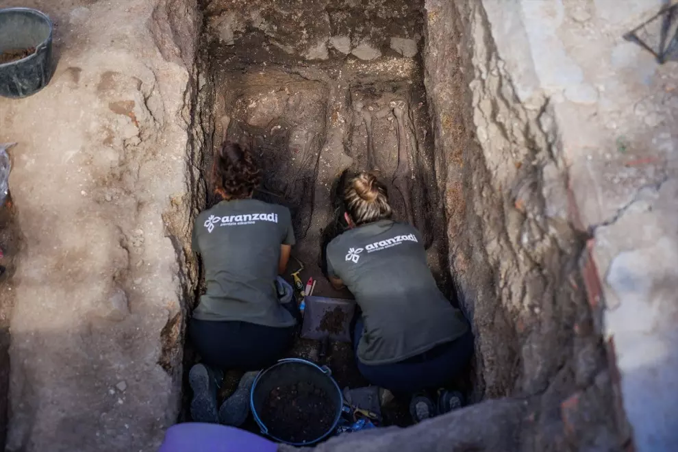 Arqueólogos y miembros de la Sociedad de Ciencias Aranzadi durante los trabajos de exhumación de víctimas civiles de la Guerra Civil, en una fosa común del cementerio parroquial de Colmenar Viejo, a 26 de agosto de 2022