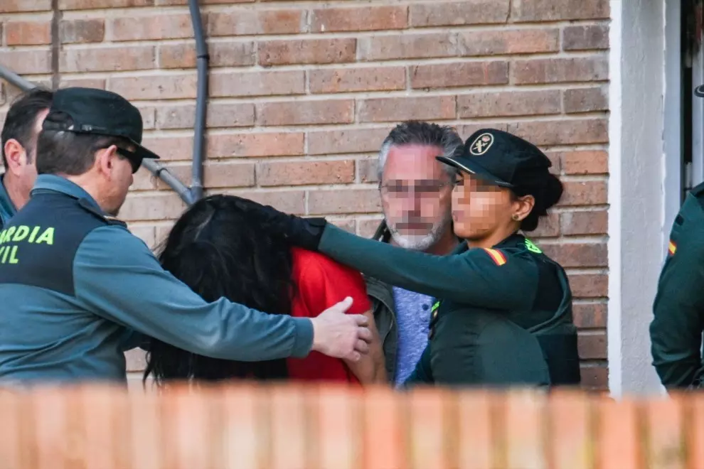 Una de las detenidas por el crimen de Chiloeches sale de la comandancia de la Guardia Civil de Guadalajara para pasar a disposición judicial, a 16 de abril de 2024, en Guadalajara, Castilla-La Mancha.