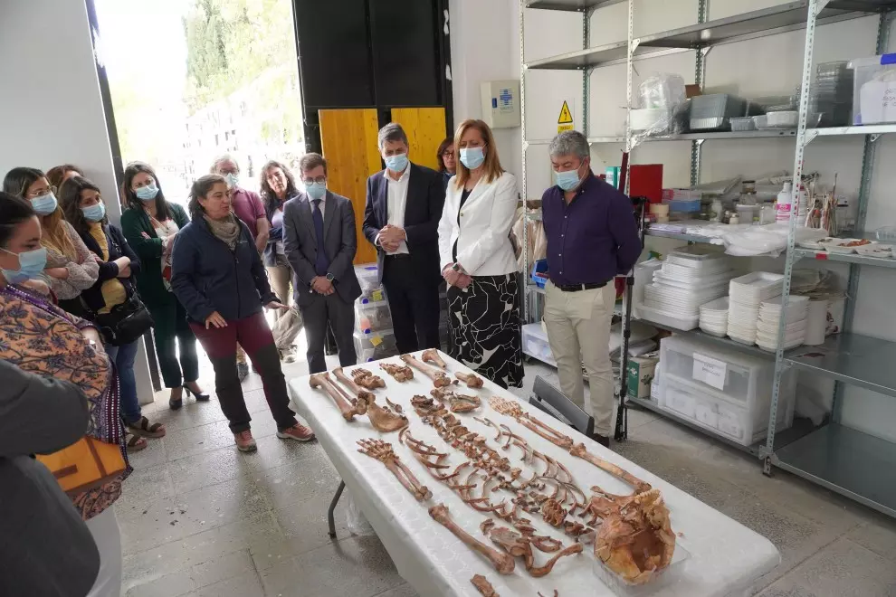 El delegado del Gobierno, Pedro Fernández, junto a la alcaldesa de Osuna, Rosario Soto, y los expertos que participan en la exhumación.