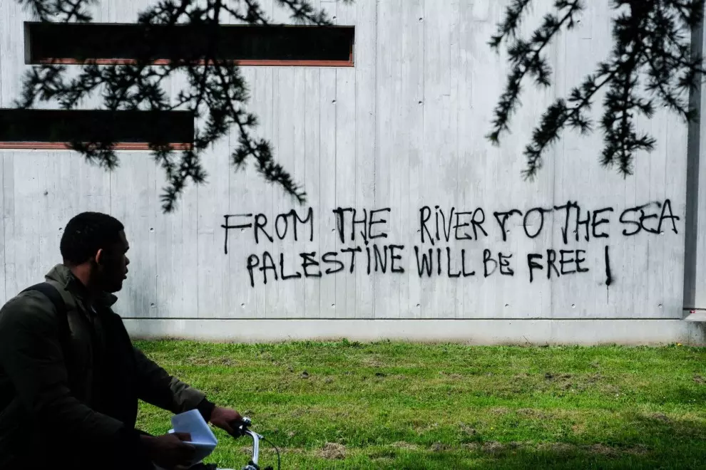 Un ciudadano francés frente a una pintada que dice: 'Desde el río hasta el mar, Palestina vencerá', a 30 de abril de 2024.